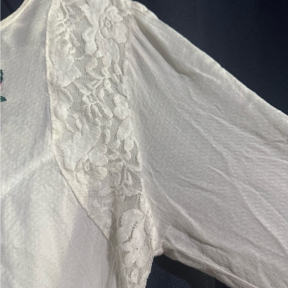 Embroidered White Blouse - Picture 3 of 6